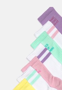 Set di sette paia di calzini fino alla caviglia in colori pastello: lavanda, verde menta, rosa e giallo. Texture a coste, alcuni con motivi a strisce e testo.