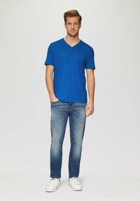 s.Oliver MIT LOGO UND V-AUSSCHNITT - T-shirt basic - royalblau