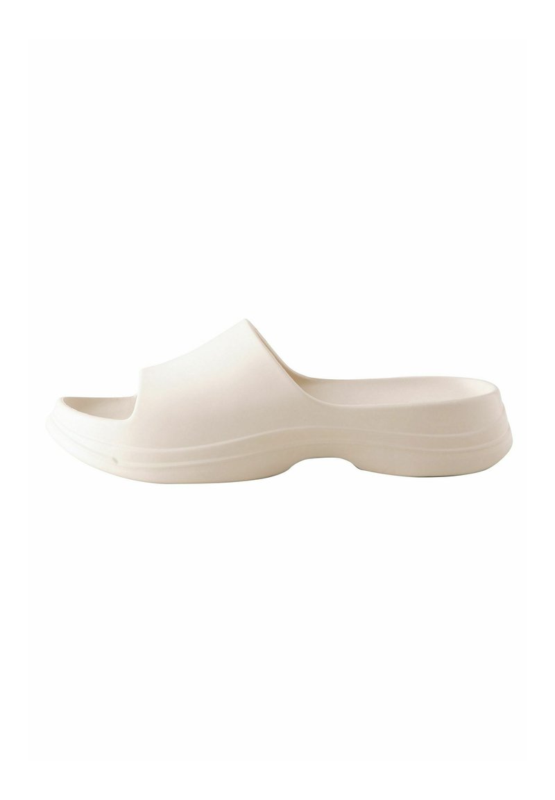 Hvid formstøbt slip-on sandal med åben tå, glat tekstur og en solid, kontureret sål. Ingen synlig hardware eller mønstre.
