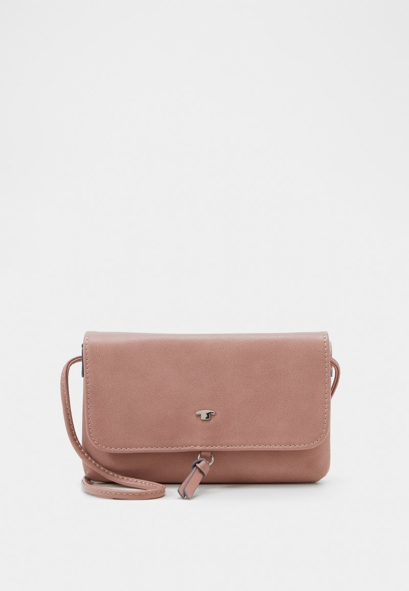 Różowa torebka crossbody z syntetycznej skóry z klapką, pasującym paskiem i akcentem z logo z przodu. Płaski, prostokątny kształt.