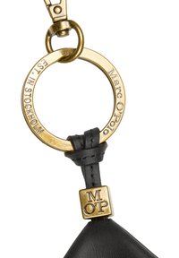 Zwarte leren sleutelhanger met een gouden metalen ring, gegraveerd met "Marc O’Polo" en "EST. IN STOCKHOLM," en met een vierkante metalen accent met "M O’P."