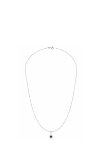 Collar de cadena plateada con un colgante de piedra preciosa redonda verde, fijado en un cierre de metal con forma floral, con un acabado liso y pulido.