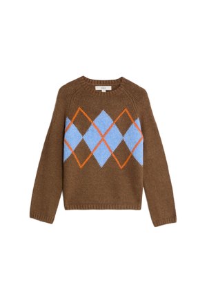 Brun strikket sweater med blå og orange argyle mønster over brystet, med lange ærmer og rund halsudskæring.