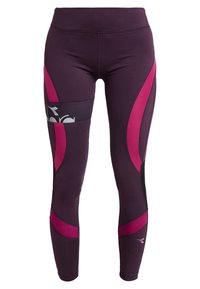 Leggings atletici da donna in viola scuro con accenti rosa e neri. Feature una vita alta e pannelli laterali testurizzati con dettaglio del logo.