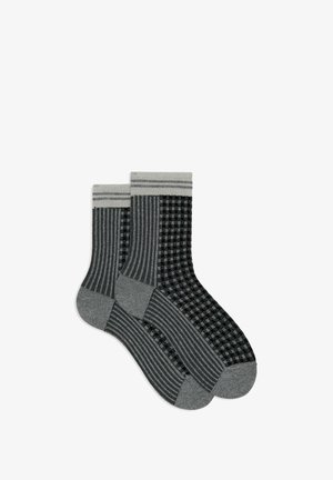 Graue gemusterte Socken mit einer Mischung aus gestreiften und karierten Designs, kontrastierenden einfarbigen grauen Bündchen und einer weichen Textur.