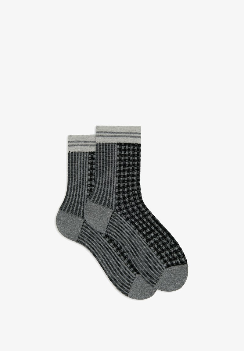 Calze grigie a motivo con una combinazione di design a righe e a quadri, con polsini grigi a tinta unita e una consistenza morbida.