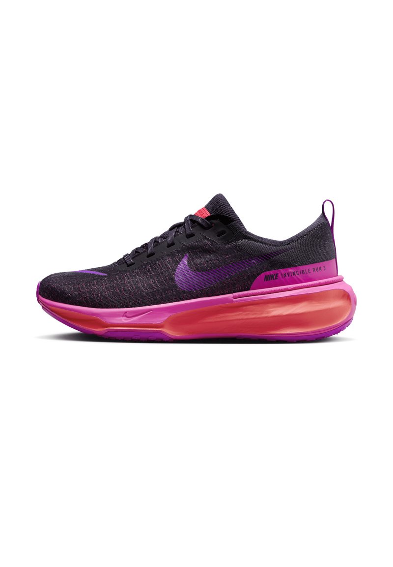 Fekete és lila Nike Invincible Run 3 futócipő rózsaszín talppal, lila Nike jelzéssel és hátul húzófüllel.