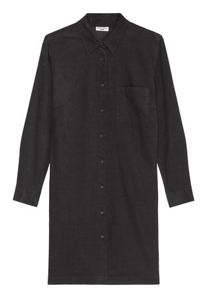 Černé košilové šaty z texturované látky s dlouhými rukávy, límečkem a náprsní kapsou.