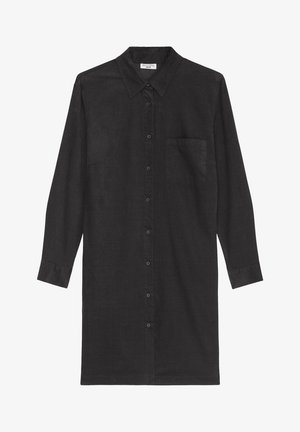 Černé košilové šaty z texturované látky s dlouhými rukávy, límečkem a náprsní kapsou.