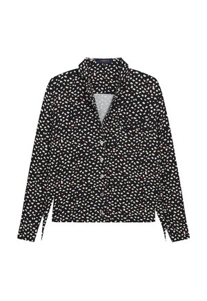 Camisa de botones de tela negra con un patrón disperso de corazones crema y rojos, con mangas largas y cuello con muesca.