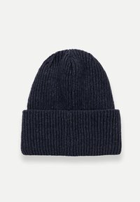 Căciulă tricotată de culoare bleu închis, cu margine pliată, expusă plat pe un fundal deschis.