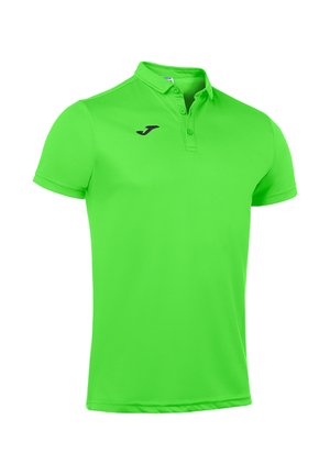 Polo vert vif à manches courtes avec col et patte de boutonnage à trois boutons, avec un petit logo noir sur la poitrine droite.