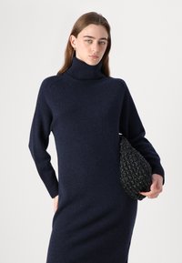 GANT DETAIL ROLLNECK DRESS - Abito in maglia - evening blue