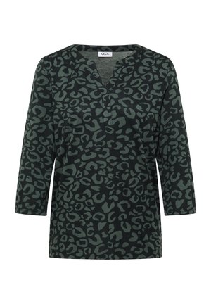 Haut vert à motifs léopard avec des manches trois-quarts et un col en V. Fabriqué en tissu doux, avec une coupe ample et une texture subtile.