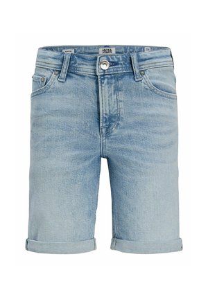 Garçon debout, portant un polo rayé bleu marine, un short en denim clair, des chaussettes blanches et des chaussures beiges à lacets, souriant à la caméra.