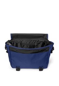 Borsa a tracolla blu con accenti neri, chiusura a patta superiore, spallacci regolabili e più tasche interne per l'organizzazione. Texture liscia.