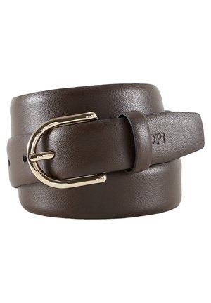 Ceinture en cuir marron roulée avec boucle métallique dorée arrondie et extrémité cousue visible sur fond blanc.