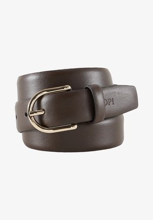 Ceinture en cuir marron roulée avec boucle métallique dorée arrondie et extrémité cousue visible sur fond blanc.