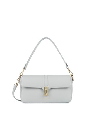 Sac d'épaule en cuir gris clair avec rabat, fermoir doré et bandoulière amovible, avec un embossage discret de la marque sur le devant.