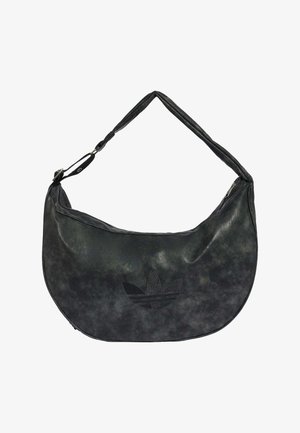 Bolso de hombro negro de cuero con forma de media luna, con correa ajustable y sutil logotipo en relieve de Adidas en el centro delantero.