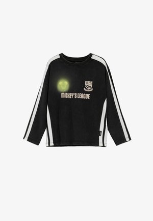 Schwarzes Sportlangarmshirt mit weißen Streifen, "Mickey's League"-Text, Mickey-Maus-Kopf-Grafik und Clubwappen auf der Brust.