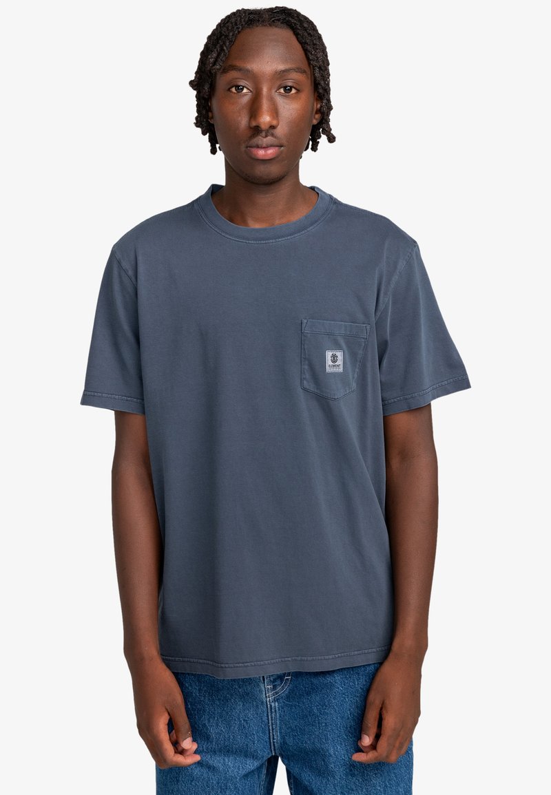 Bomullströja i mörkblått med korta ärmar, rund hals, och en bröstficka med en liten broderad logotyp. Avslappnad passform, mjuk textur.