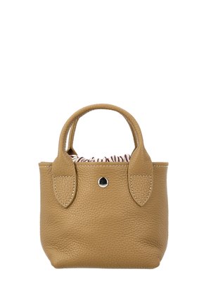 Lille tanfarvet lædertaske med to håndtag, synlige syninger og en sølv trykknaplukning, delvist åben for at vise det stribede stof indeni.