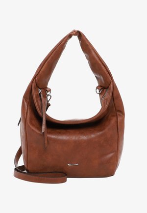 Bolso de hombro de cuero suave marrón con un asa retorcida, detalles de cremallera y una correa larga desmontable.