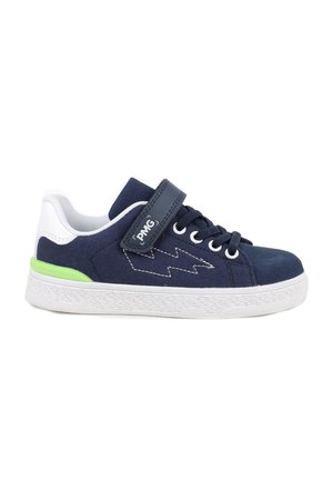 Scarpa da ginnastica per bambini blu navy con suola bianca, accento verde sul tallone, cuciture a forma di saetta, toppa bianca sul tallone, lacci e cinturino in Velcro con marchio PMG.