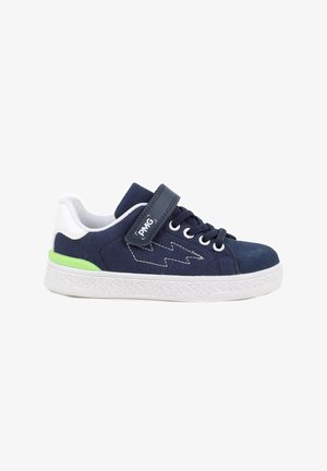 Scarpa da ginnastica per bambini blu navy con suola bianca, accento verde sul tallone, cuciture a forma di saetta, toppa bianca sul tallone, lacci e cinturino in Velcro con marchio PMG.