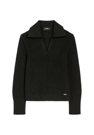 Czarny sweter dzianinowy z głębokim dekoltem w kształcie litery V i szerokim kołnierzem. Prążkowana tekstura, długie rękawy i mały akcent logo blisko dolnej krawędzi.