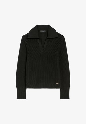 Czarny sweter dzianinowy z głębokim dekoltem w kształcie litery V i szerokim kołnierzem. Prążkowana tekstura, długie rękawy i mały akcent logo blisko dolnej krawędzi.