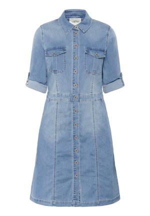 Abito in denim blu chiaro con colletto, apertura frontale con bottoni, doppie tasche sul petto e maniche arrotolate. Presenta un corpino aderente e gonna svasata.