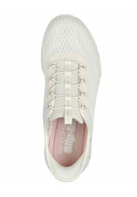 Weißer Sportschuh mit einem Obermaterial aus Mesh, elastischen Schnürsenkeln, gepolstertem Kragen und rosa Innensohle. Verfügt über ein Slip-On-Design, glatte Textur und keine sichtbare Markenkennzeichnung.