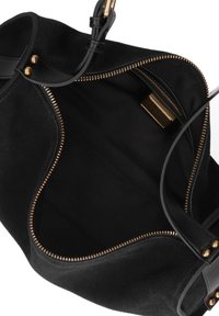 Borsa a tracolla in suede nera con chiusura a zip, dettagli in metallo dorato sulla cerniera, tracolla in pelle e rivestimento interno liscio. Design minimalista senza tasche esterne.