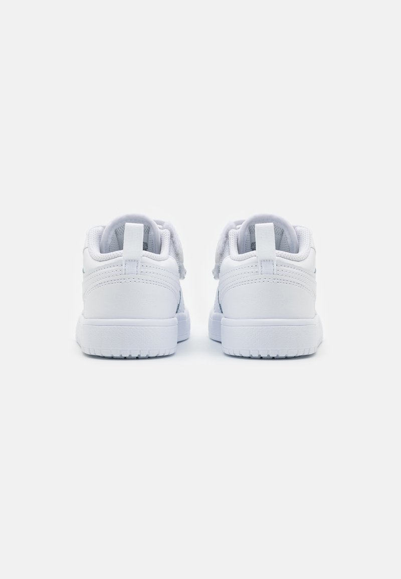 Zapatillas deportivas blancas con una parte superior sintética texturizada, cordones planos, un cuello acolchado y una suela de goma gruesa con un diseño de dibujo para agarre.
