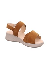 Hellbraune Wildledersandalen mit zwei breiten Riemen und Fersenriemen. Sie haben eine Wedgesohle mit einer strukturierten weißen Oberfläche. Offene Zehenpartie.