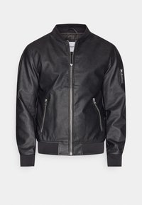 Schwarze Lederbomberjacke mit glatter Textur, geripptem Kragen und Bündchen, mit Reißverschluss vorne und Taschen an den Händen, ausgestattet mit einer kleinen Taschen am Ärmel.