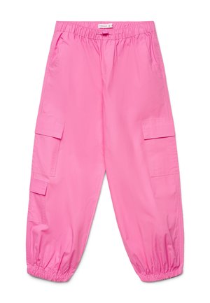 Pantaloni cargo rosa brillante con vita e polsini elasticizzati, caratterizzati da multiple tasche con patta sulle gambe e tasche lungo la cucitura laterale.
