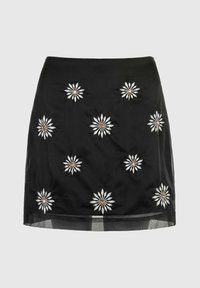 Jupe noire avec broderie de marguerites blanches aux cœurs orange. Tissu lisse avec un ourlet légèrement transparent et un design ajusté.