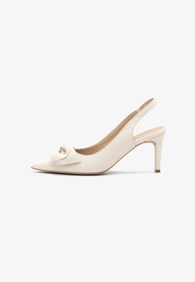 Valkoinen slingback-korkokenkä, jossa on teräväkärkinen muotoilu, kankainen rusetti koristeena ja ohut korko. Sujuva pinta, jossa on hienovarainen tekstuuri.