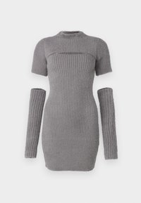 Robe en maille grise avec un corps ajusté, des manches courtes et des manches longues texturées. Le tissu présente un aspect doux et duveteux avec des côtes verticales.