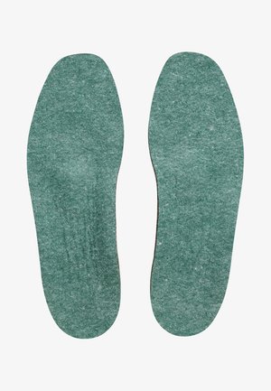 Plantillas de feltro verde con una textura suave, forma redondeada y características de soporte para el arco. Color liso y uniforme sin patrones o acentos visibles.