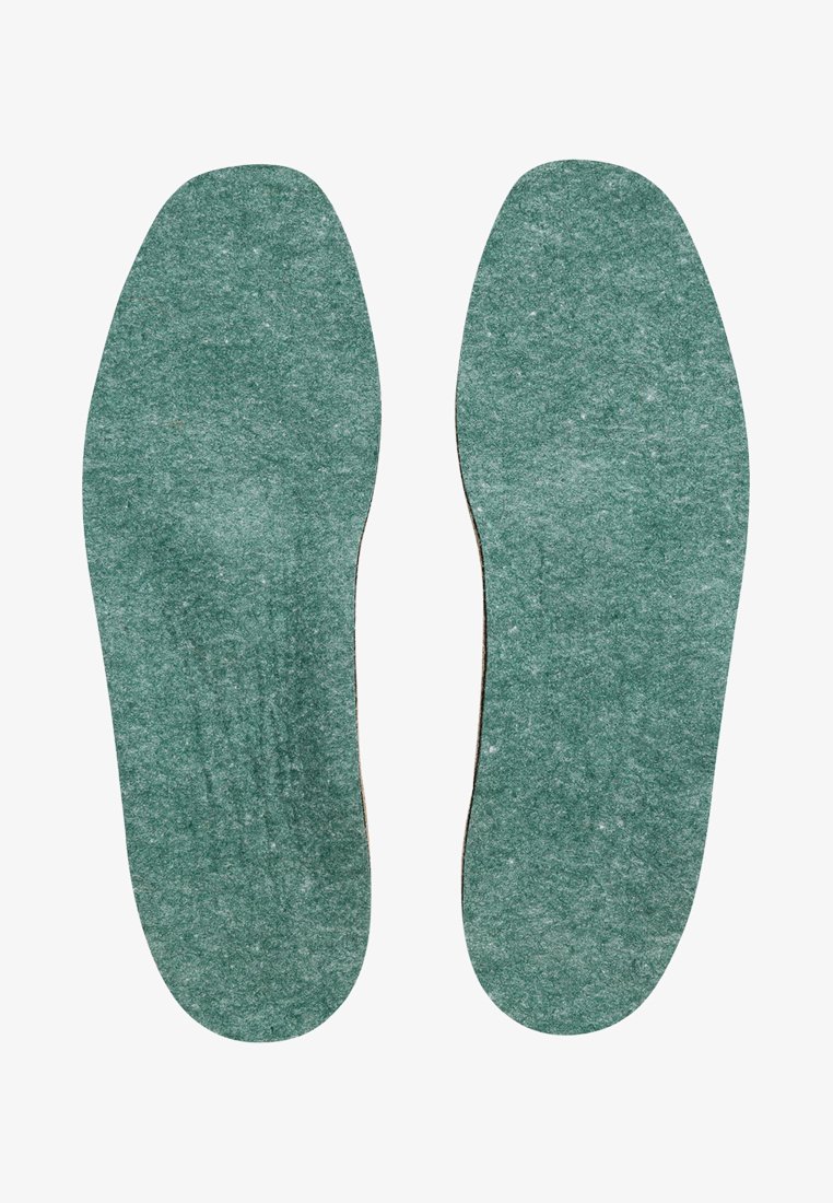 Plantillas de feltro verde con una textura suave, forma redondeada y características de soporte para el arco. Color liso y uniforme sin patrones o acentos visibles.