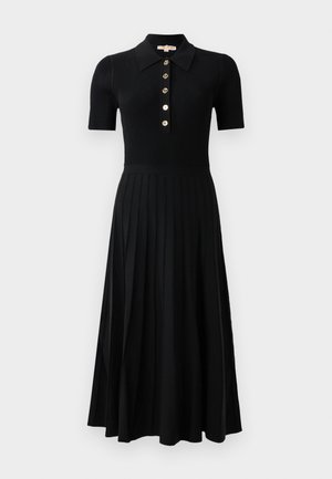 Must tumes ribakirjadega, lühikeste varrukatega, nööbiga kaelusega ja kuldsete nuppudega. Seeliku all on vertikaalsed voldid, mis ulatuvad hemmi.