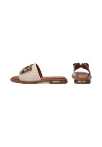 Brune og beige slidesandaler med dyreprint og sløjfedetalje. Flad sål med teksturerede kanter og brandlogo på siden.