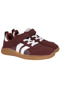 Zapatillas deportivas marrón con rayas blancas, una correa de Velcro y cordones. Presentan una suela de goma con un patrón texturizado en forma de panal.