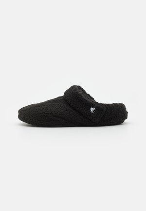 Pantufas de fleece pretas com biqueira arredondada, exterior texturizado e um colarinho macio. Apresenta um pequeno logótipo na lateral. Parte detrás elástica.