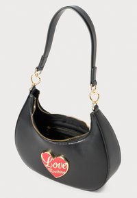 Schwarze Leder-Crescent-Tasche mit goldenen Reißverschluss, herzförmigem goldenen und roten "Love Moschino"-Logo und goldenen herzförmigen Riemenverschlüssen.