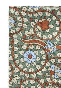 Kwiatowy materiał z zielonym tłem, na którym wirują brązowe winorośle, niebieskie i pomarańczowe kwiaty oraz kremowe liście, tworząc skomplikowane wzory.